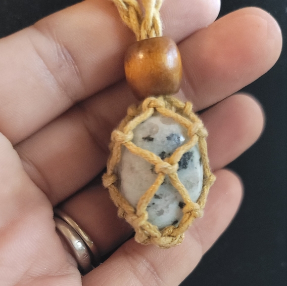 Handmade macrame kiwi jasper stone crystal pendant - Picture 4 of 4